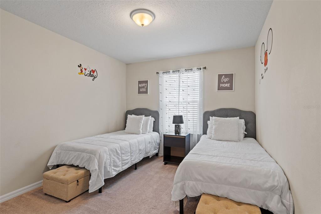 Slide show image of the Orlando Florida Home for Sale 34