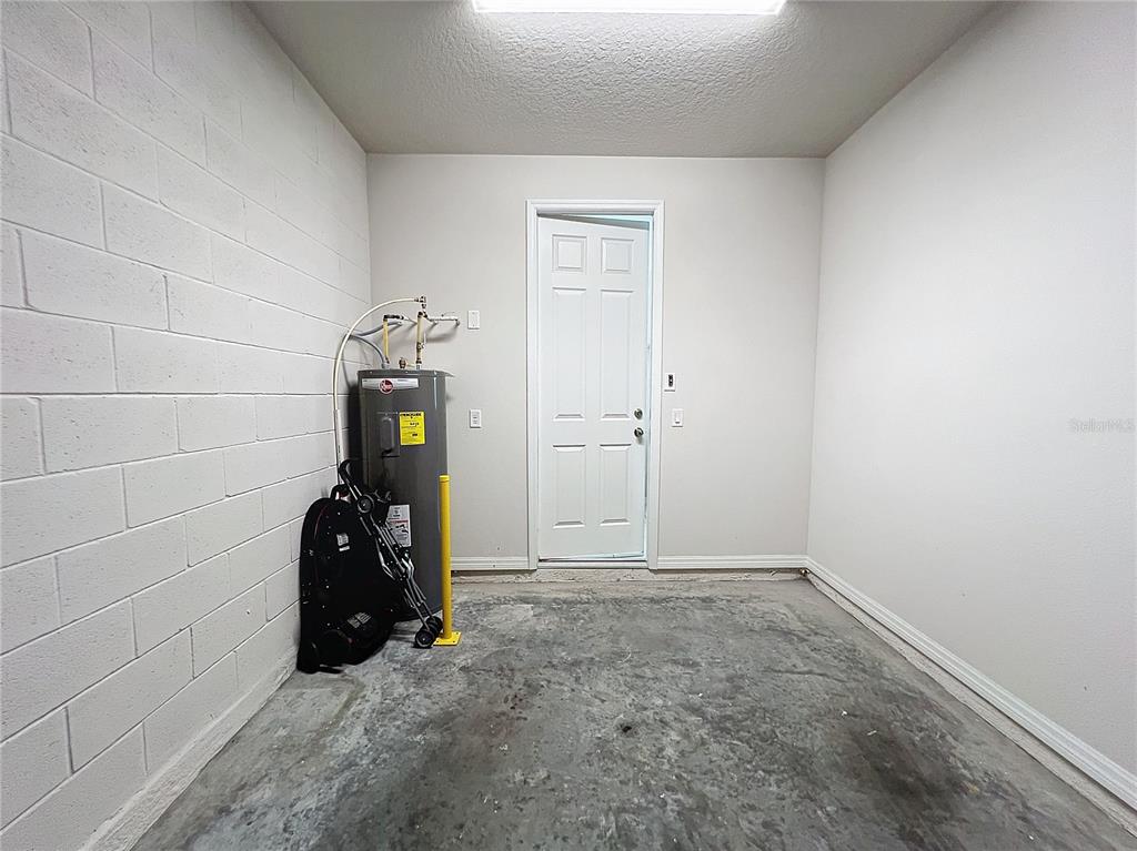 Slide show image of the Orlando Florida Home for Sale 38