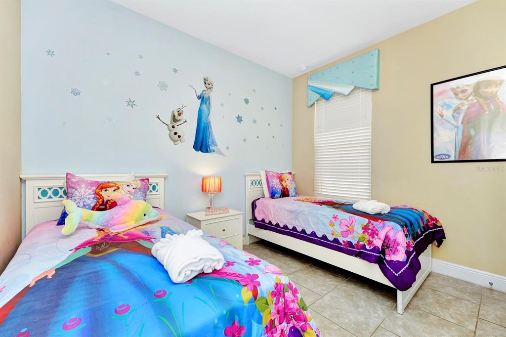 Slide show image of the Orlando Florida Home for Sale 33