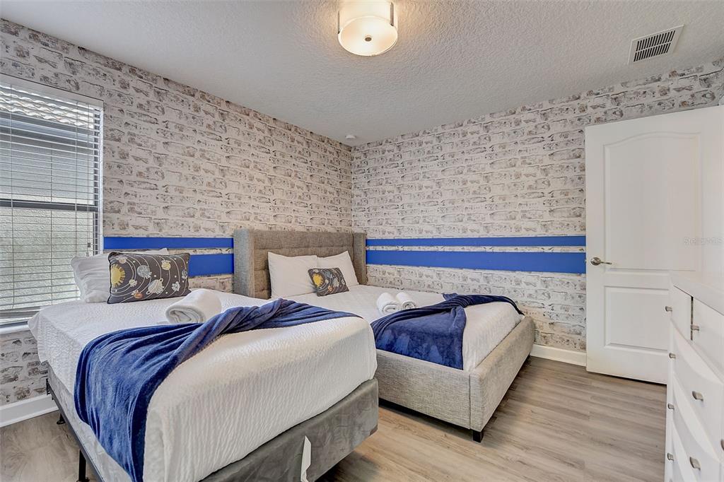 Slide show image of the Orlando Florida Home for Sale 43