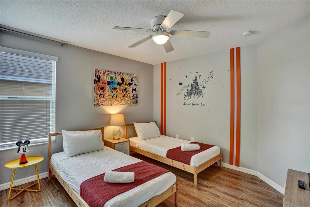 Slide show image of the Orlando Florida Home for Sale 32