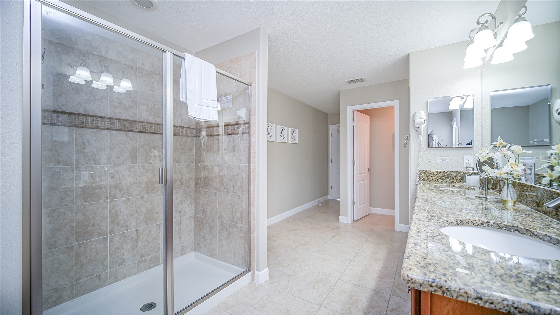 Slide show image of the Orlando Florida Home for Sale 20
