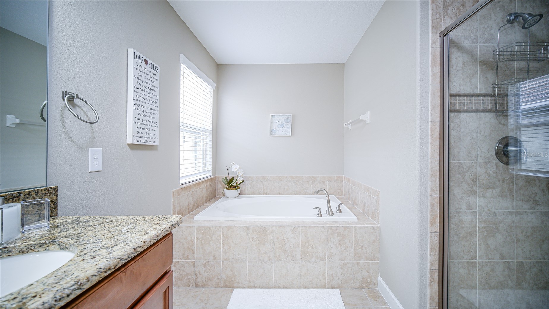 Slide show image of the Orlando Florida Home for Sale 27