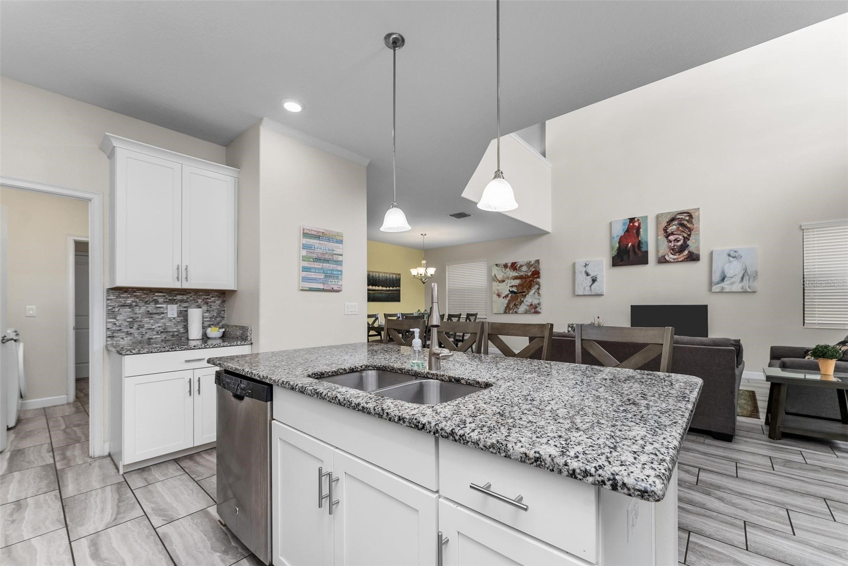 Slide show image of the Orlando Florida Home for Sale 35