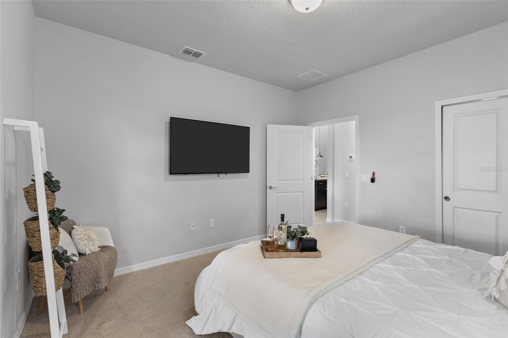 Slide show image of the Orlando Florida Home for Sale 33
