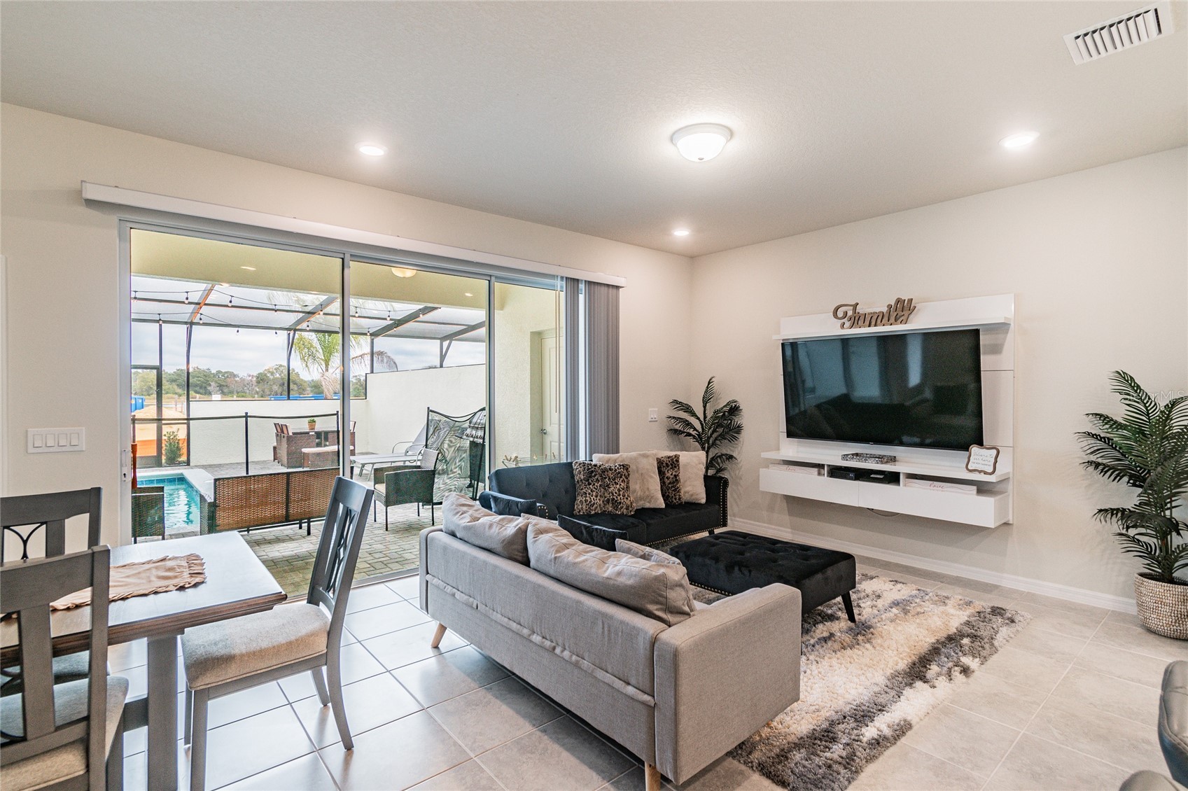 Slide show image of the Orlando Florida Home for Sale 15