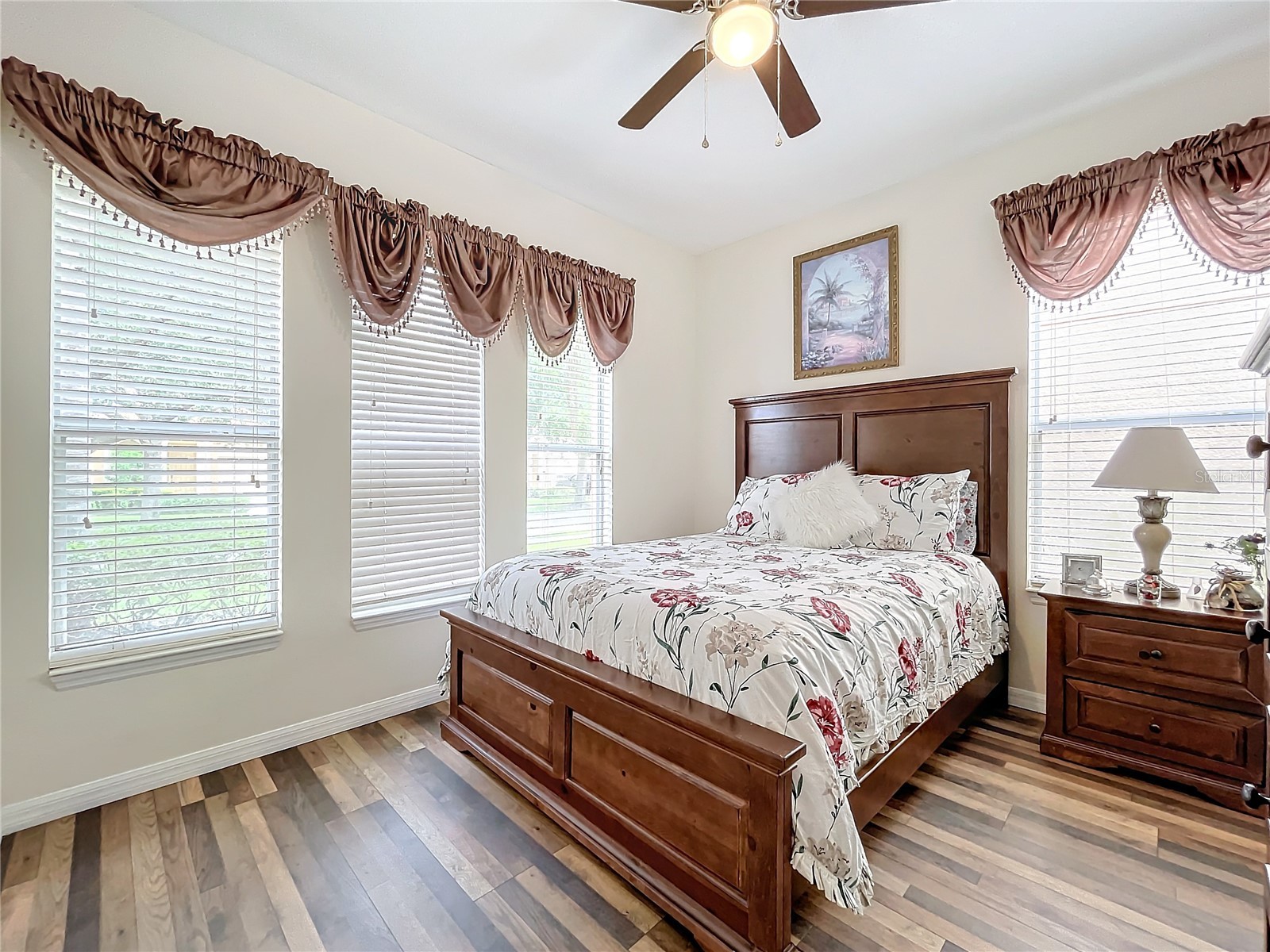 Slide show image of the Orlando Florida Home for Sale 34