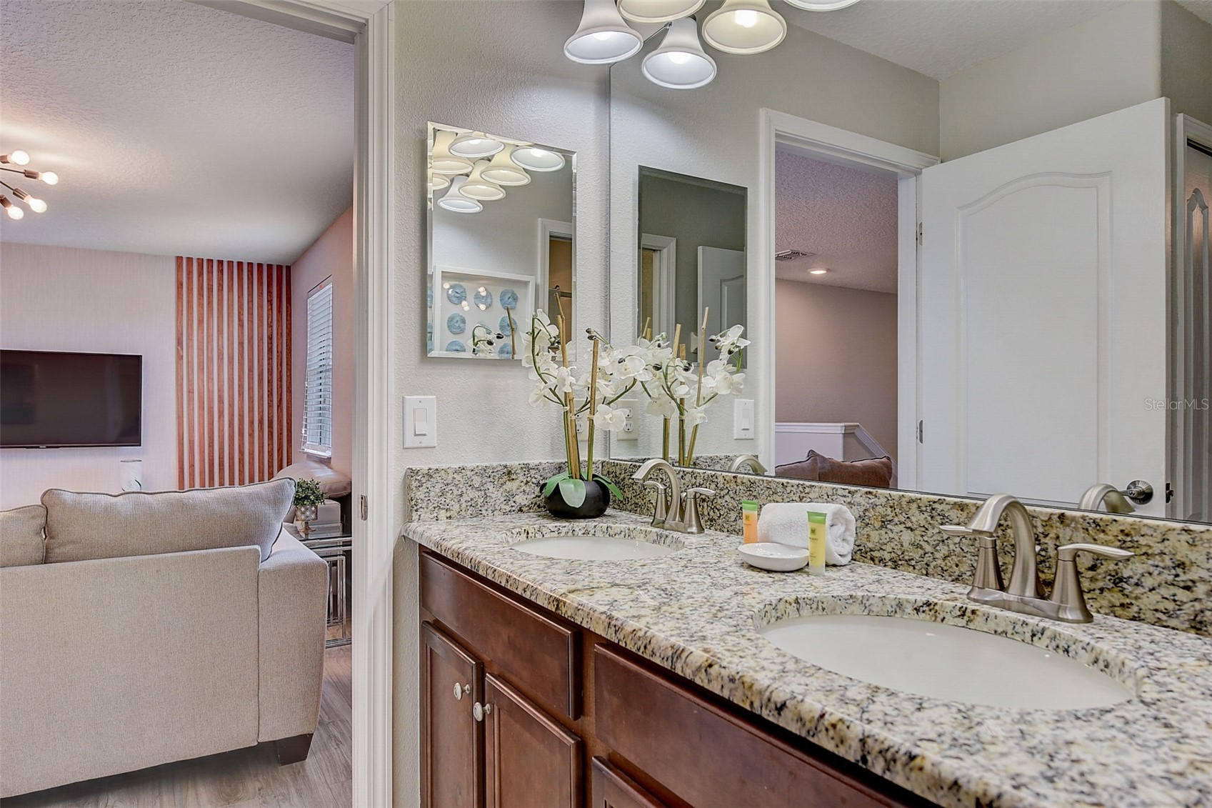 Slide show image of the Orlando Florida Home for Sale 32