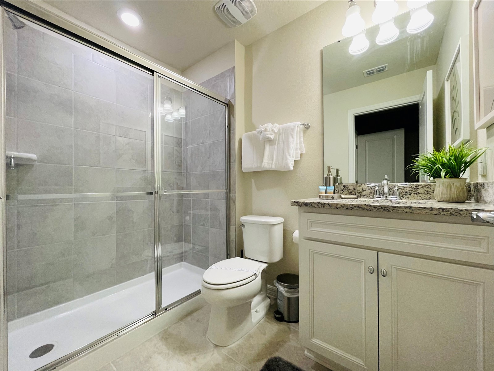 Slide show image of the Orlando Florida Home for Sale 26