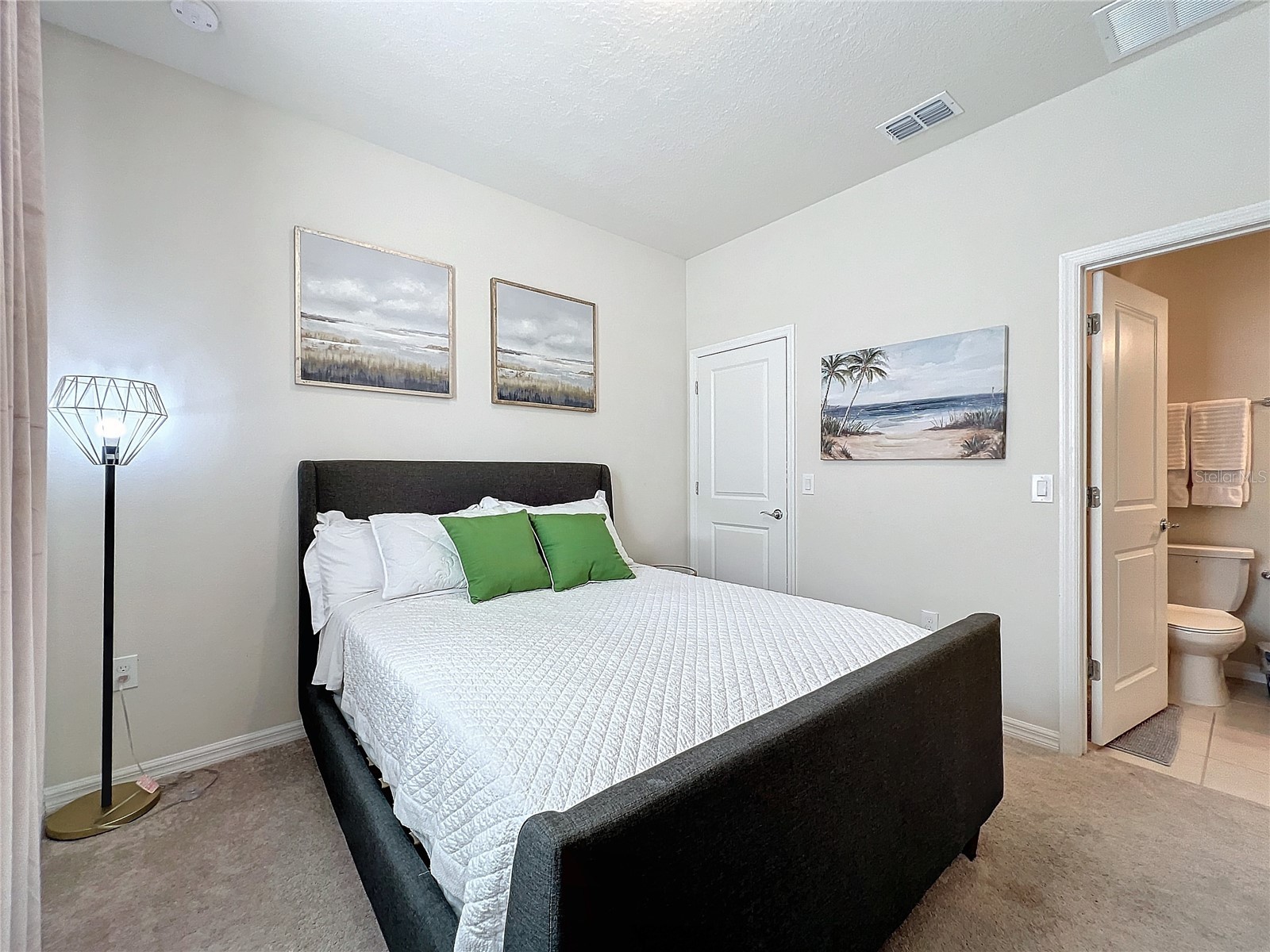 Slide show image of the Orlando Florida Home for Sale 24
