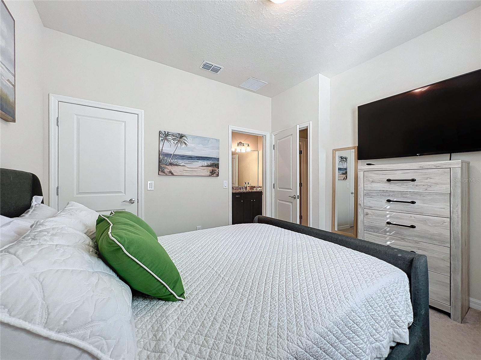 Slide show image of the Orlando Florida Home for Sale 25