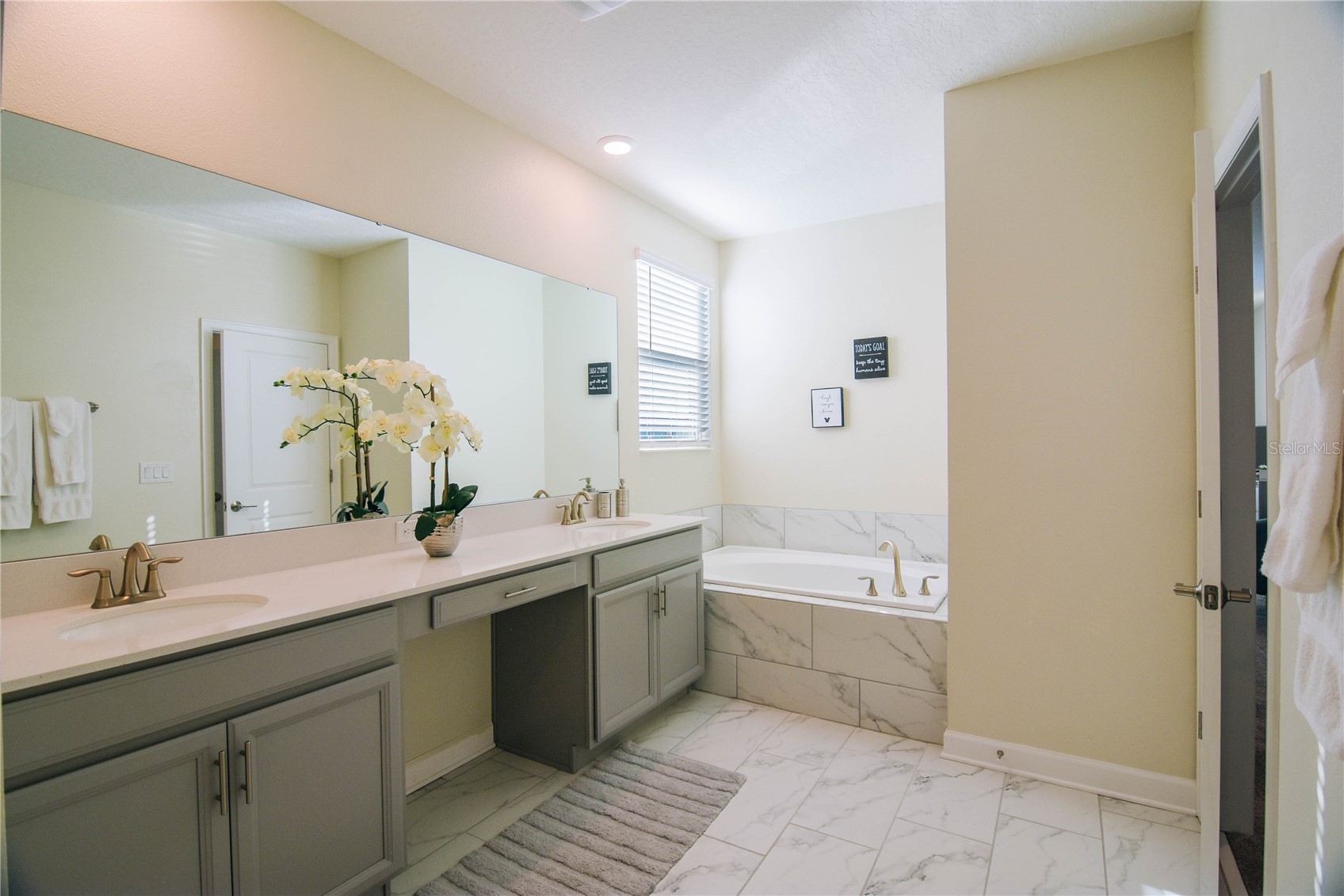 Slide show image of the Orlando Florida Home for Sale 22
