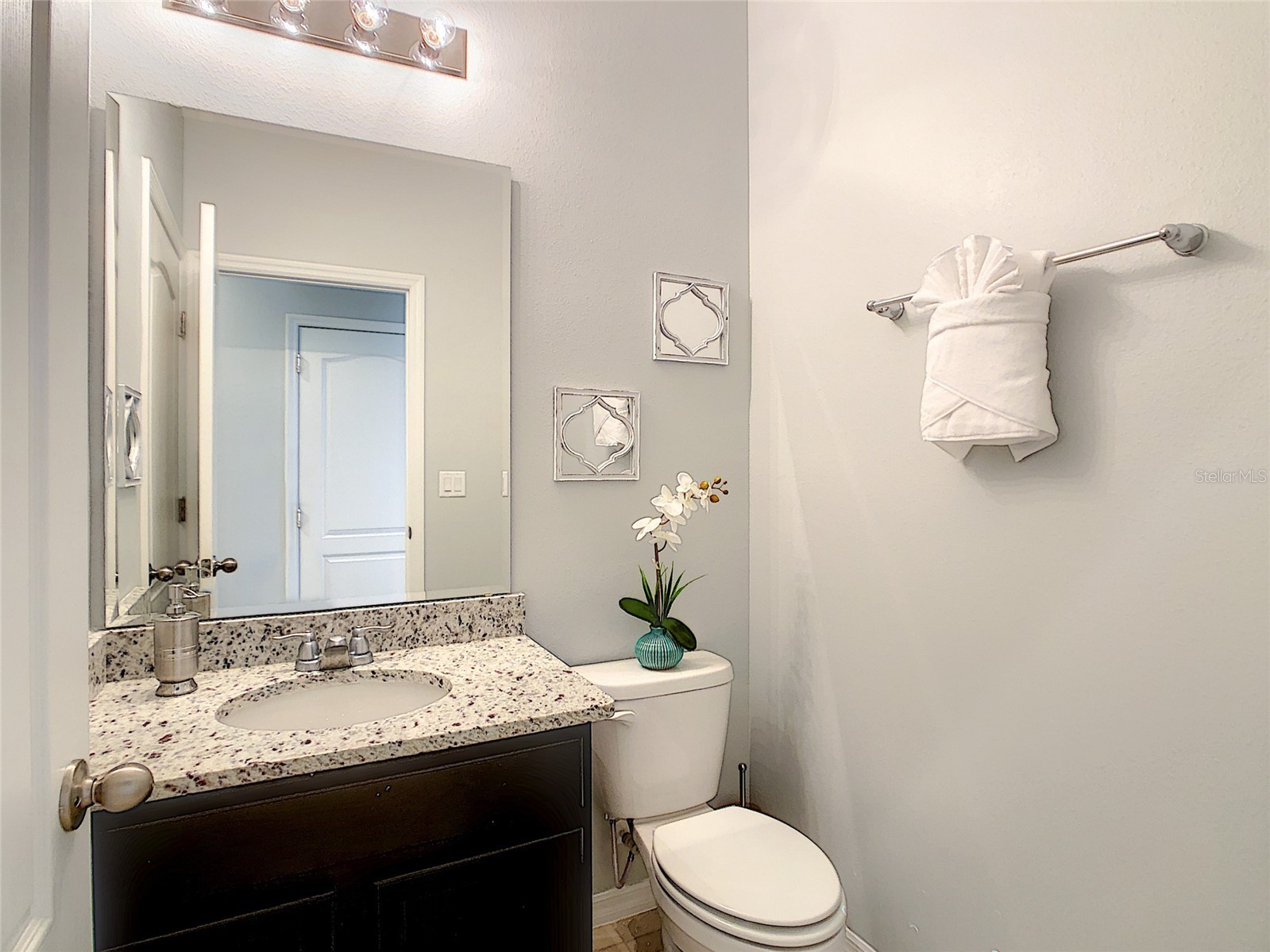 Slide show image of the Orlando Florida Home for Sale 39