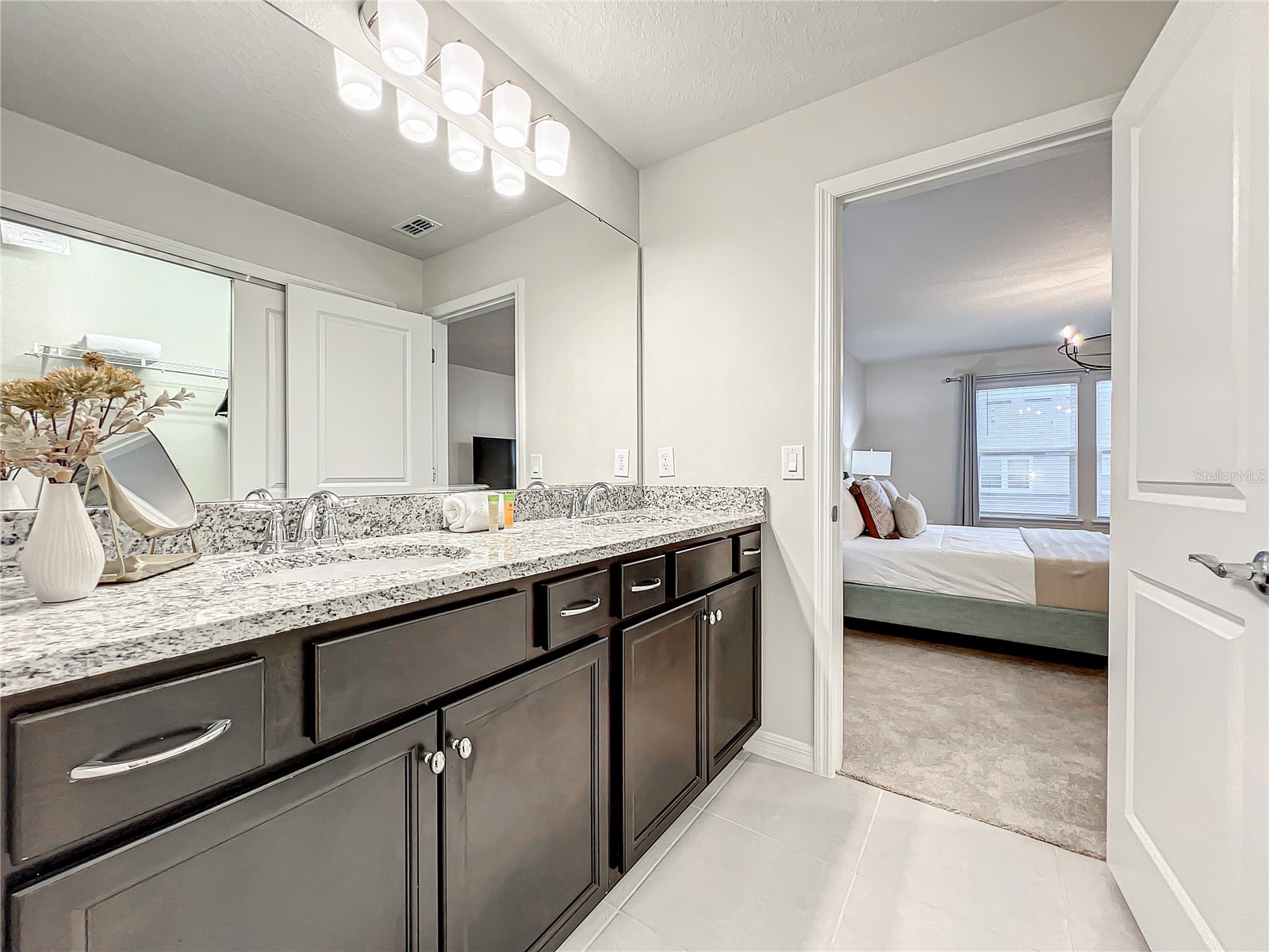 Slide show image of the Orlando Florida Home for Sale 32