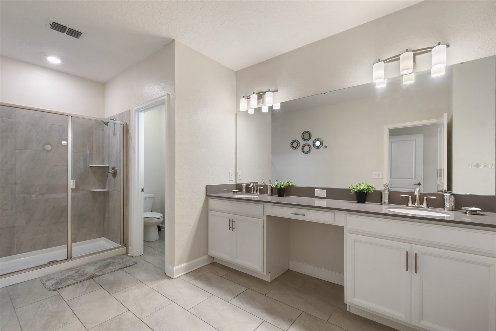 Slide show image of the Orlando Florida Home for Sale 36