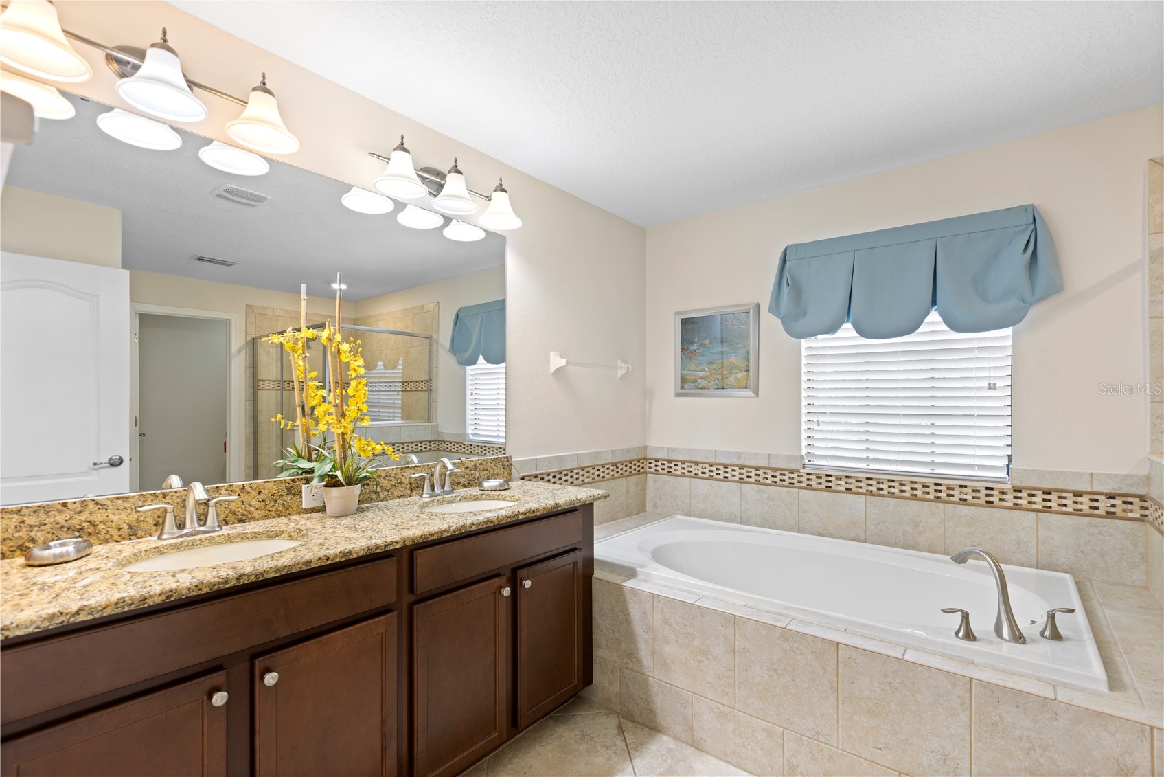 Slide show image of the Orlando Florida Home for Sale 29