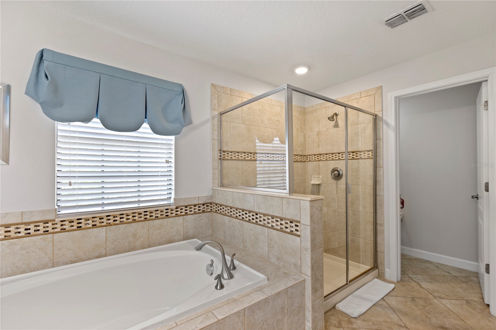 Slide show image of the Orlando Florida Home for Sale 30