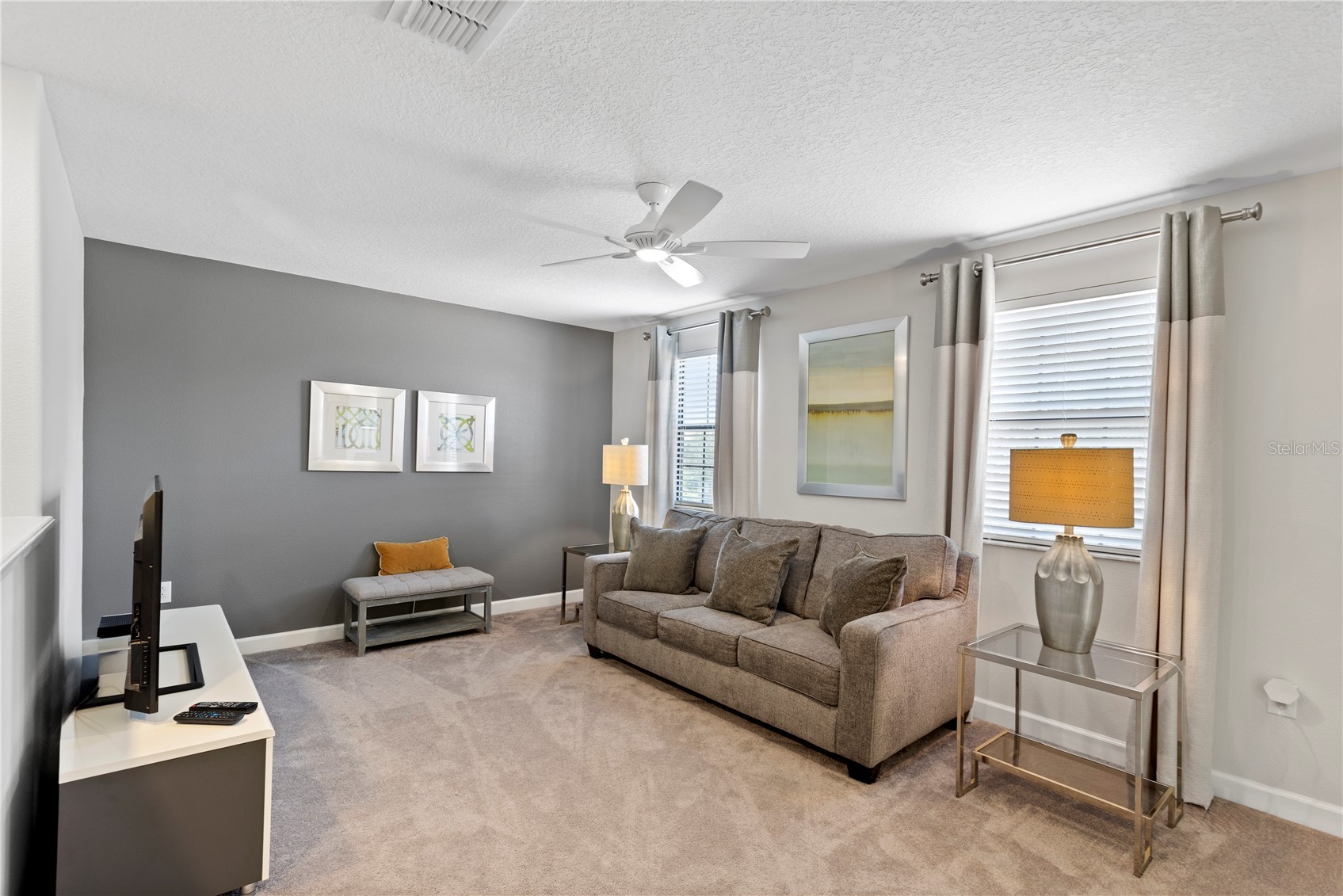 Slide show image of the Orlando Florida Home for Sale 33