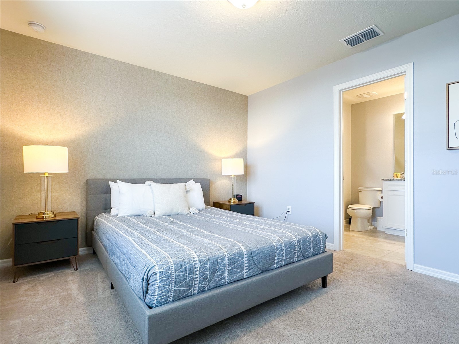 Slide show image of the Orlando Florida Home for Sale 30