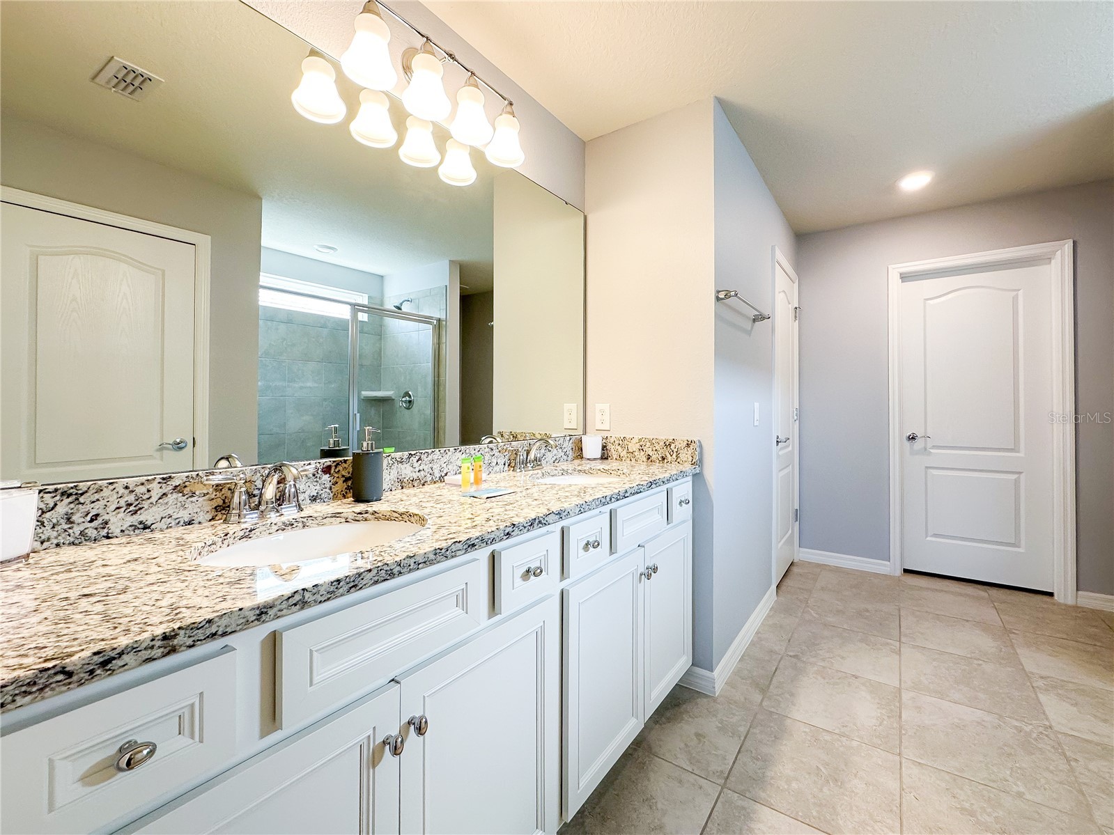 Slide show image of the Orlando Florida Home for Sale 37