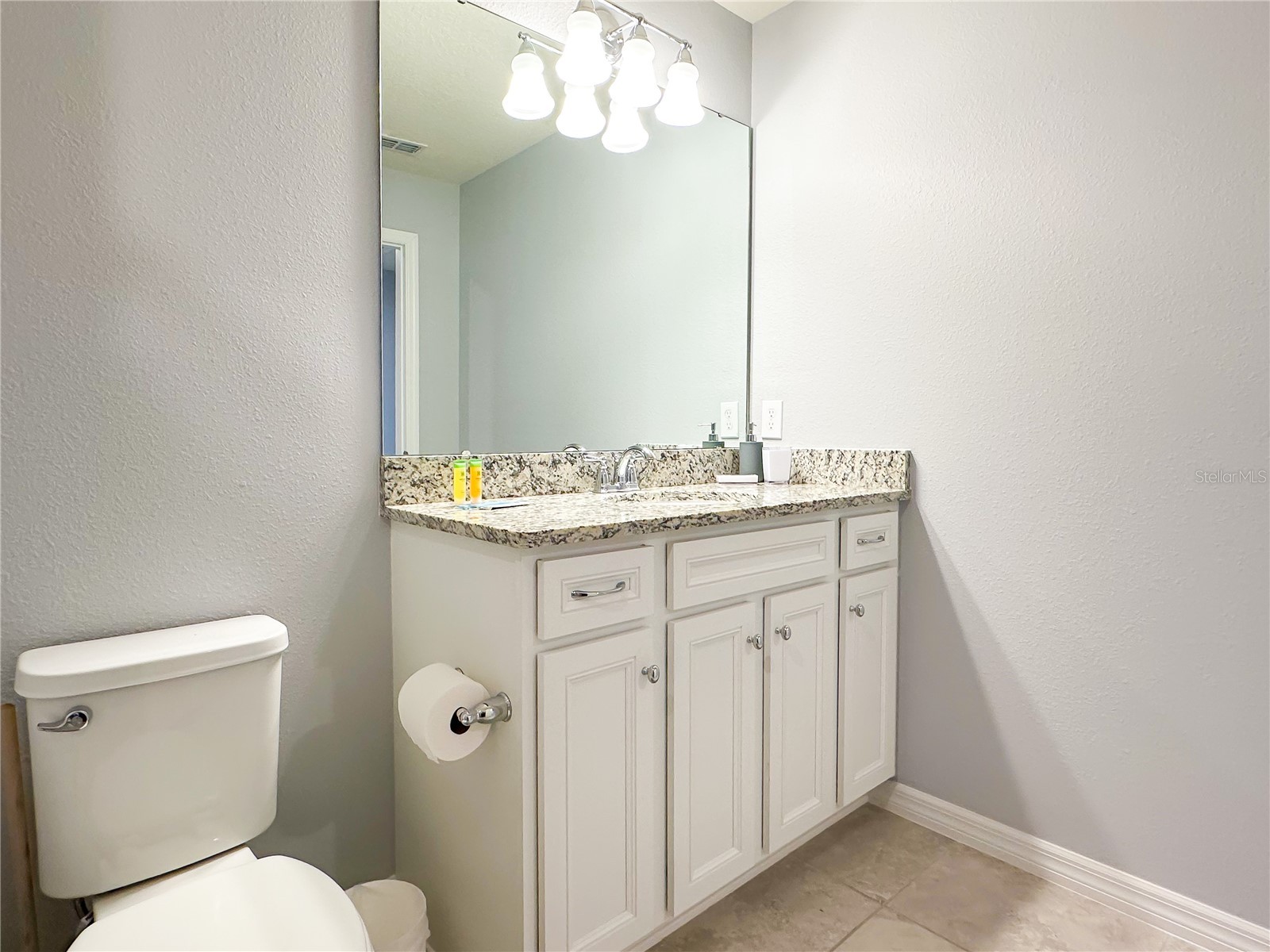 Slide show image of the Orlando Florida Home for Sale 43