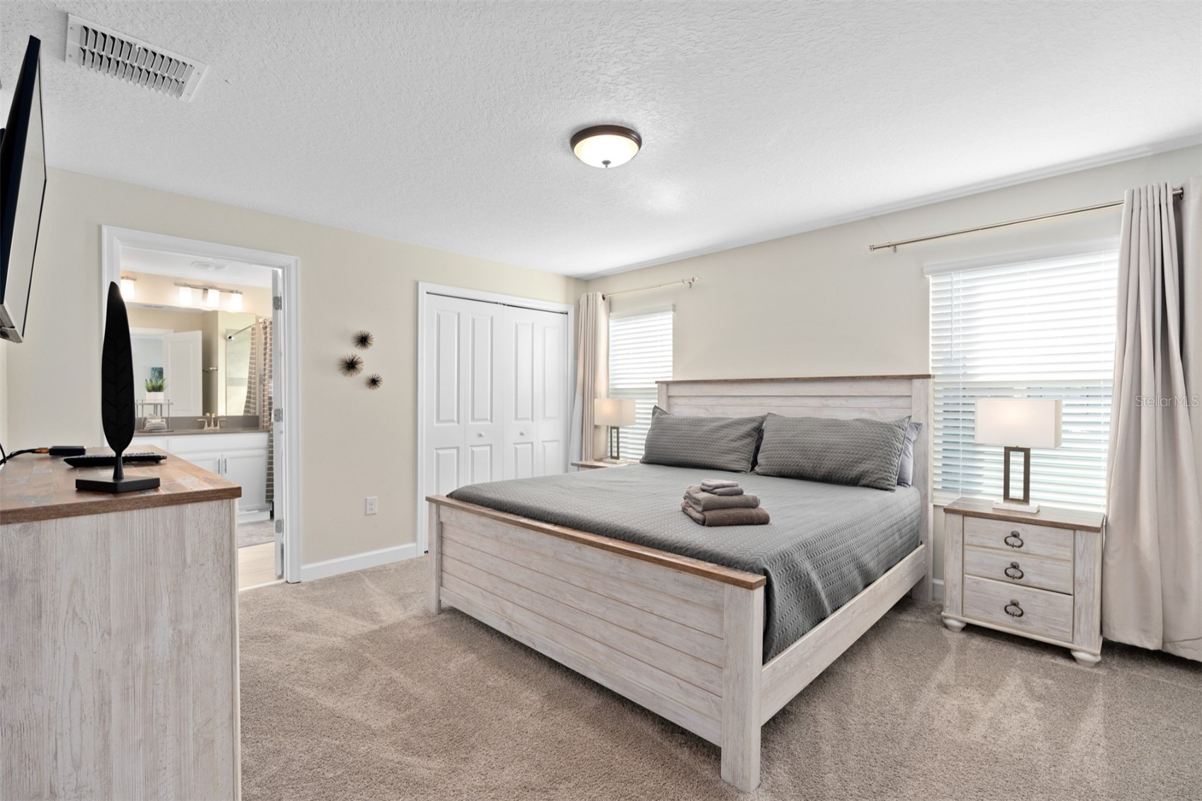 Slide show image of the Orlando Florida Home for Sale 15
