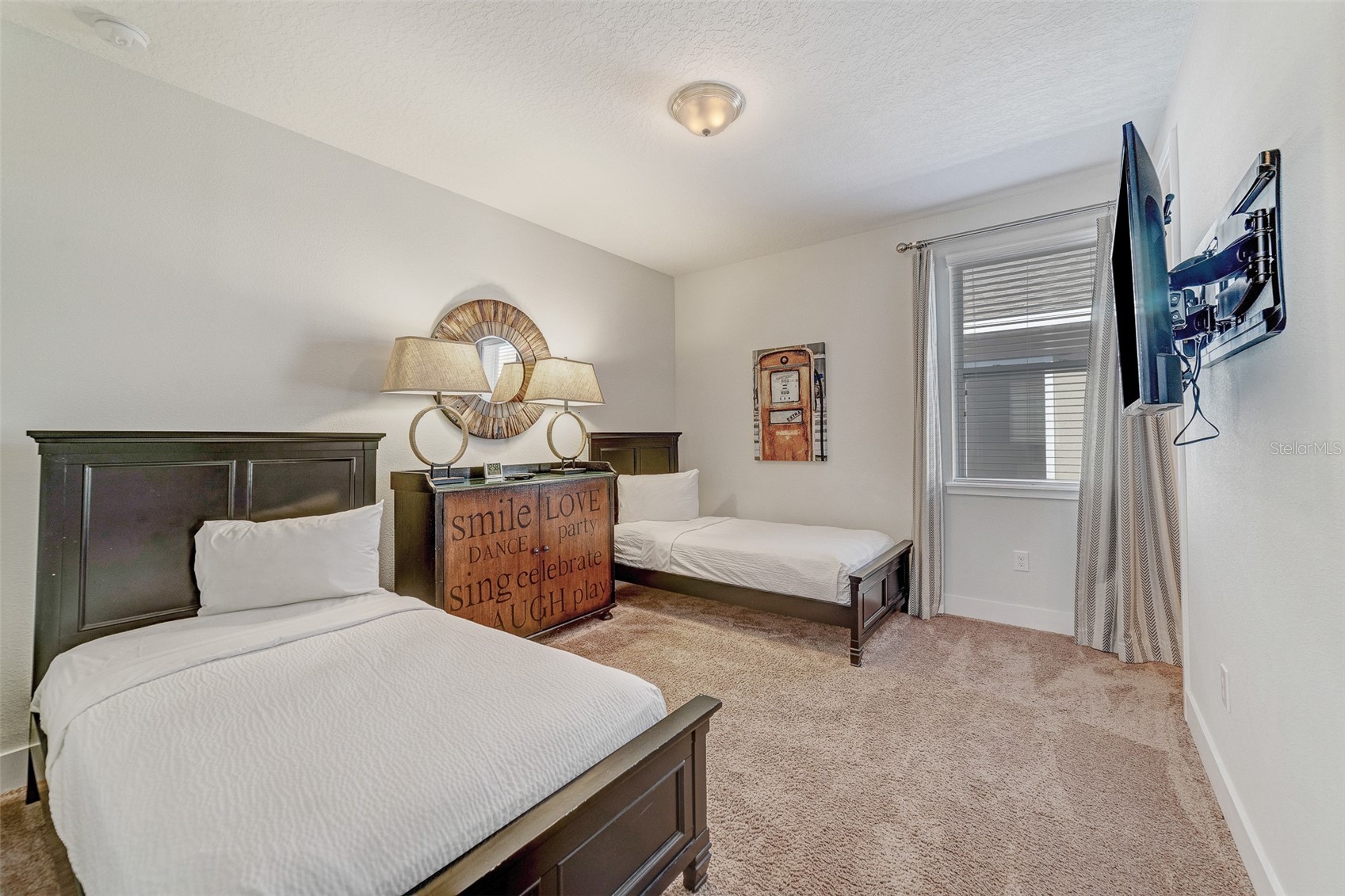 Slide show image of the Orlando Florida Home for Sale 18