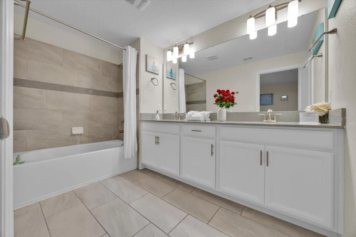 Slide show image of the Orlando Florida Home for Sale 26