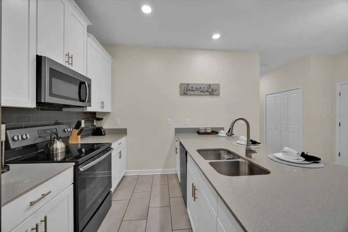 Slide show image of the Orlando Florida Home for Sale 33