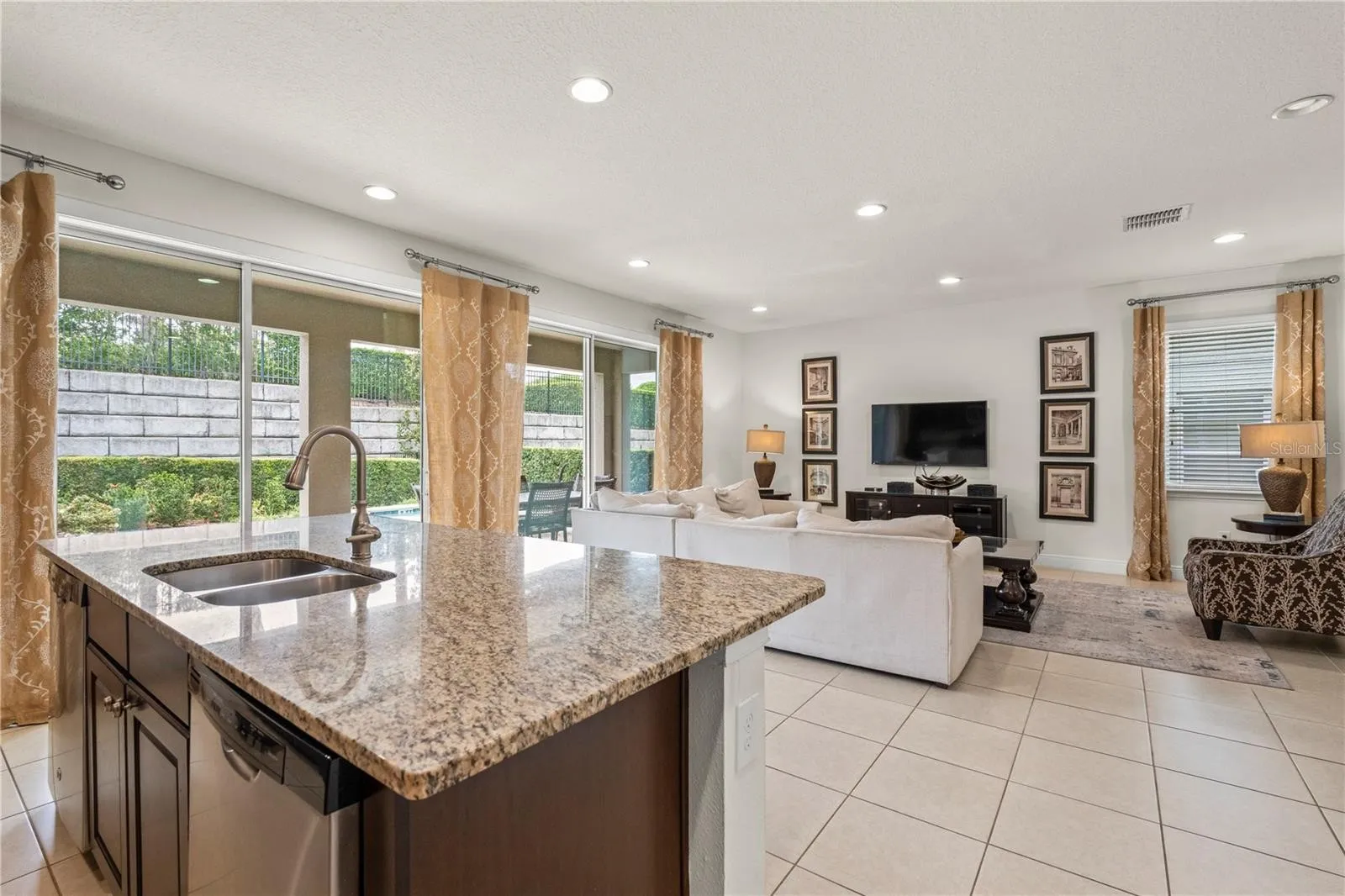 Slide show image of the Orlando Florida Home for Sale 17