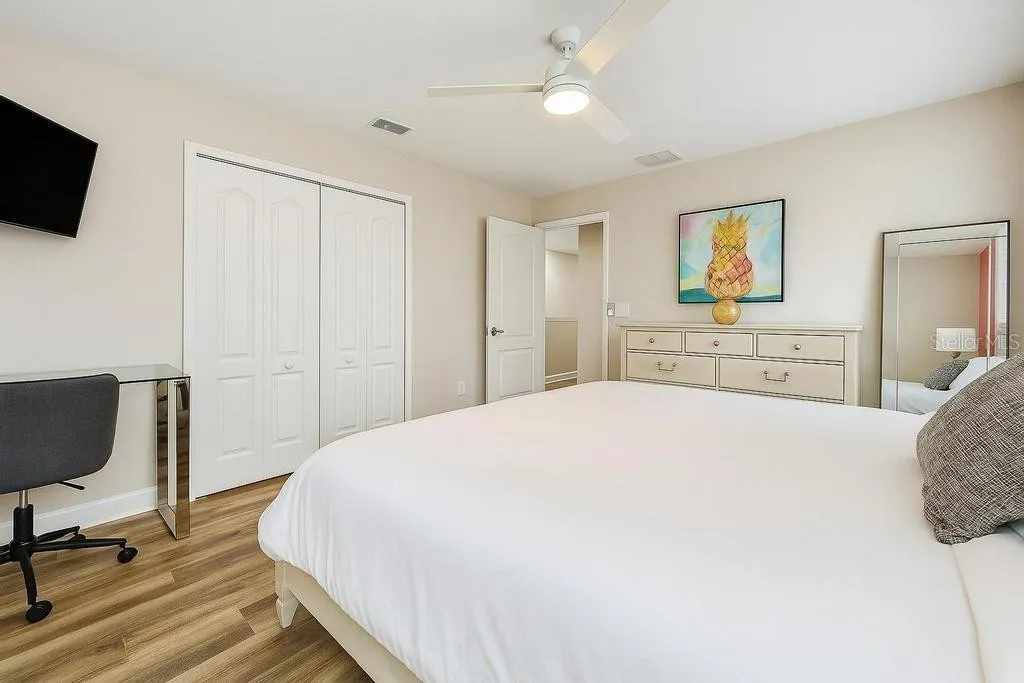 Slide show image of the Orlando Florida Home for Sale 27