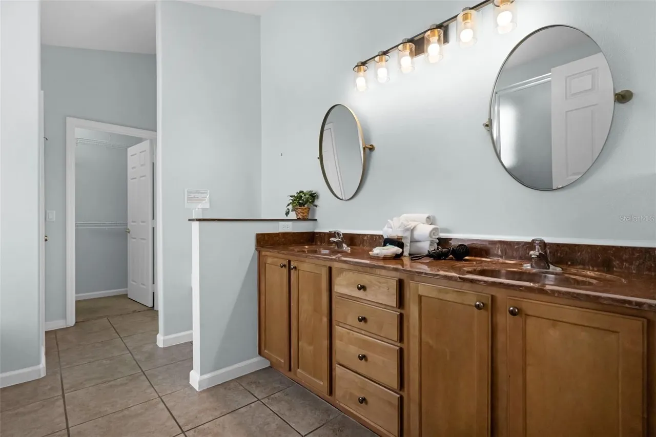 Slide show image of the Orlando Florida Home for Sale 23