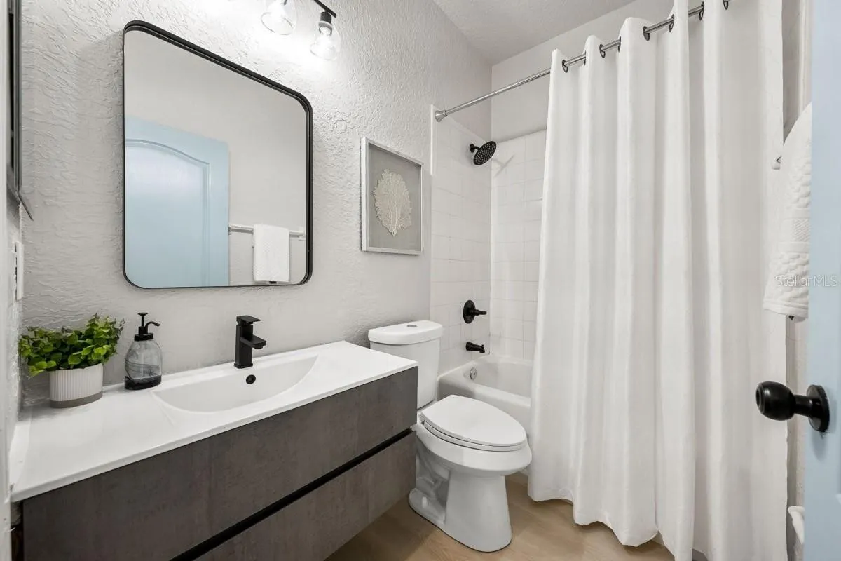 Slide show image of the Orlando Florida Home for Sale 42
