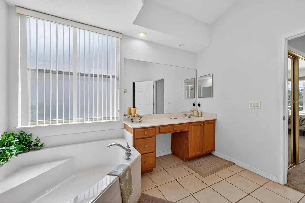 Slide show image of the Orlando Florida Home for Sale 32