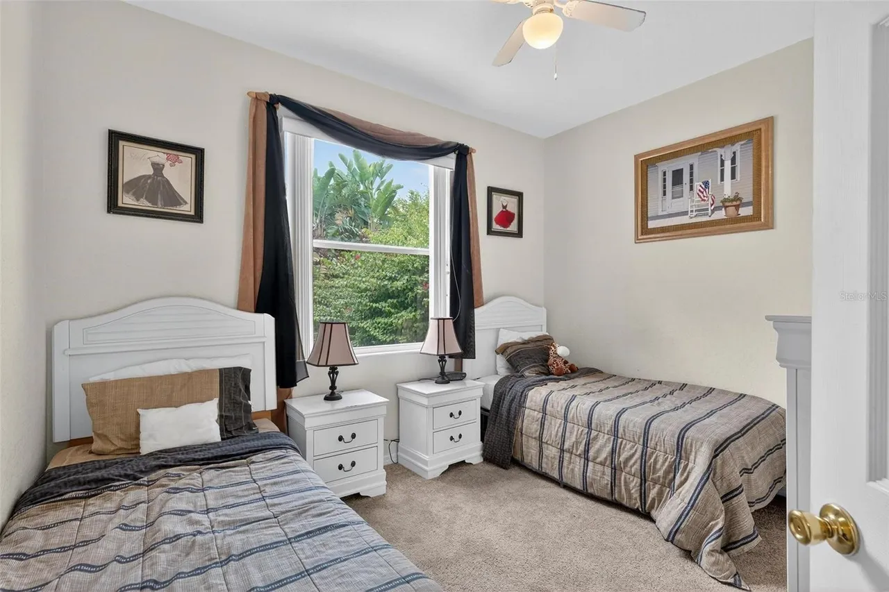 Slide show image of the Orlando Florida Home for Sale 33