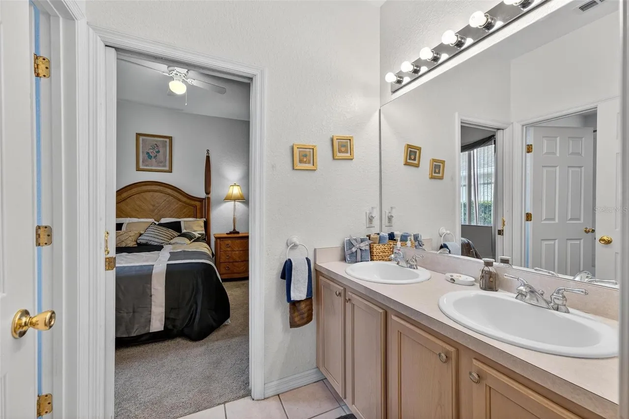 Slide show image of the Orlando Florida Home for Sale 38