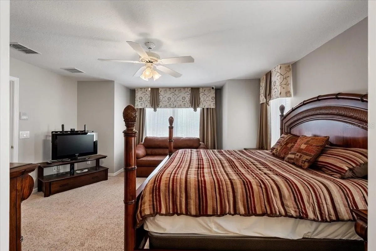 Slide show image of the Orlando Florida Home for Sale 32