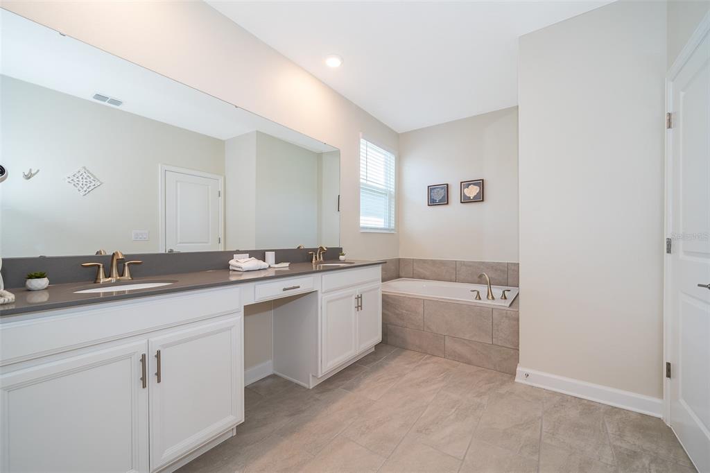 Slide show image of the Orlando Florida Home for Sale 11