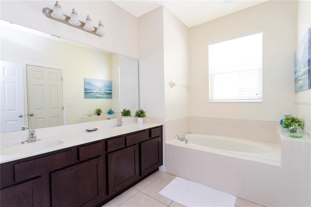 Slide show image of the Orlando Florida Home for Sale 13