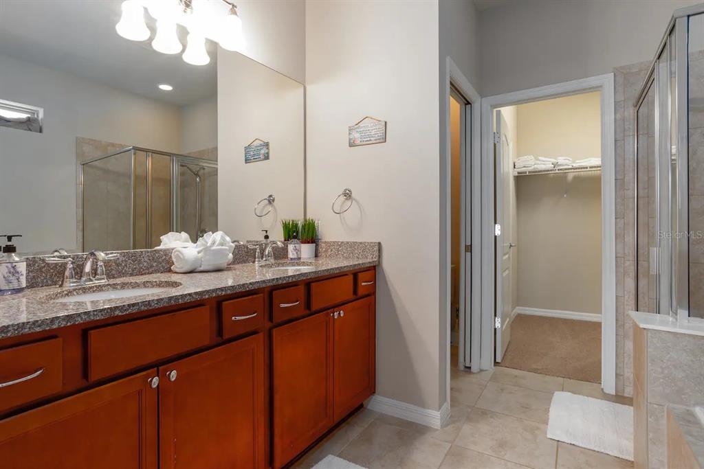 Slide show image of the Orlando Florida Home for Sale 39