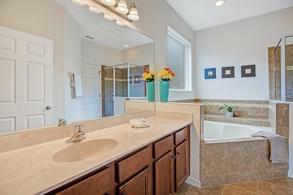 Slide show image of the Orlando Florida Home for Sale 15