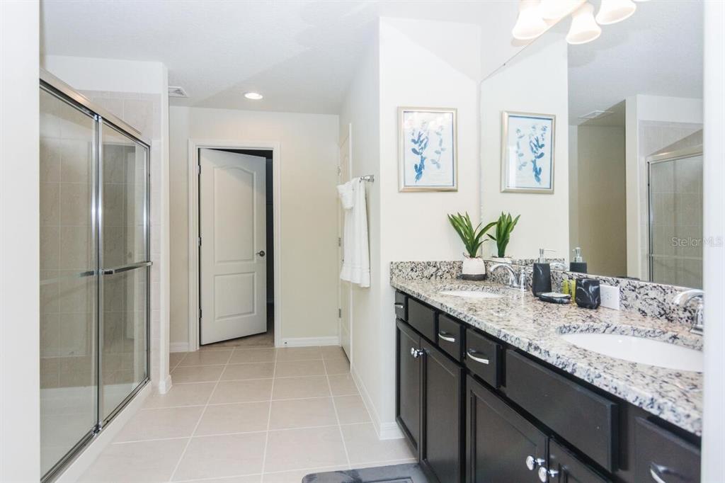 Slide show image of the Orlando Florida Home for Sale 33