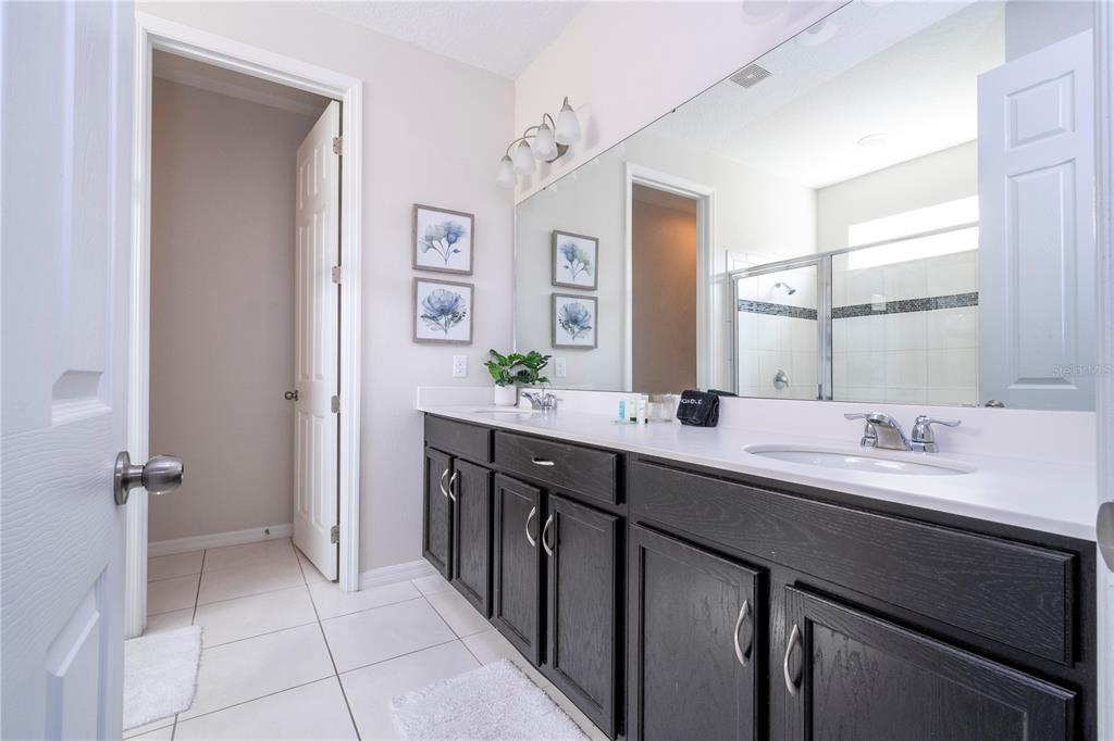 Slide show image of the Orlando Florida Home for Sale 49