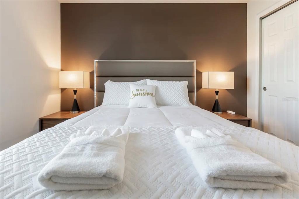 Slide show image of the Orlando Florida Home for Sale 32