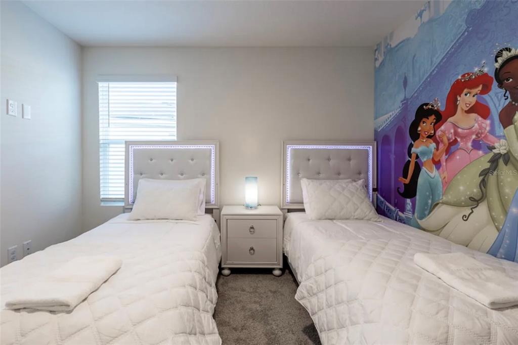 Slide show image of the Orlando Florida Home for Sale 46