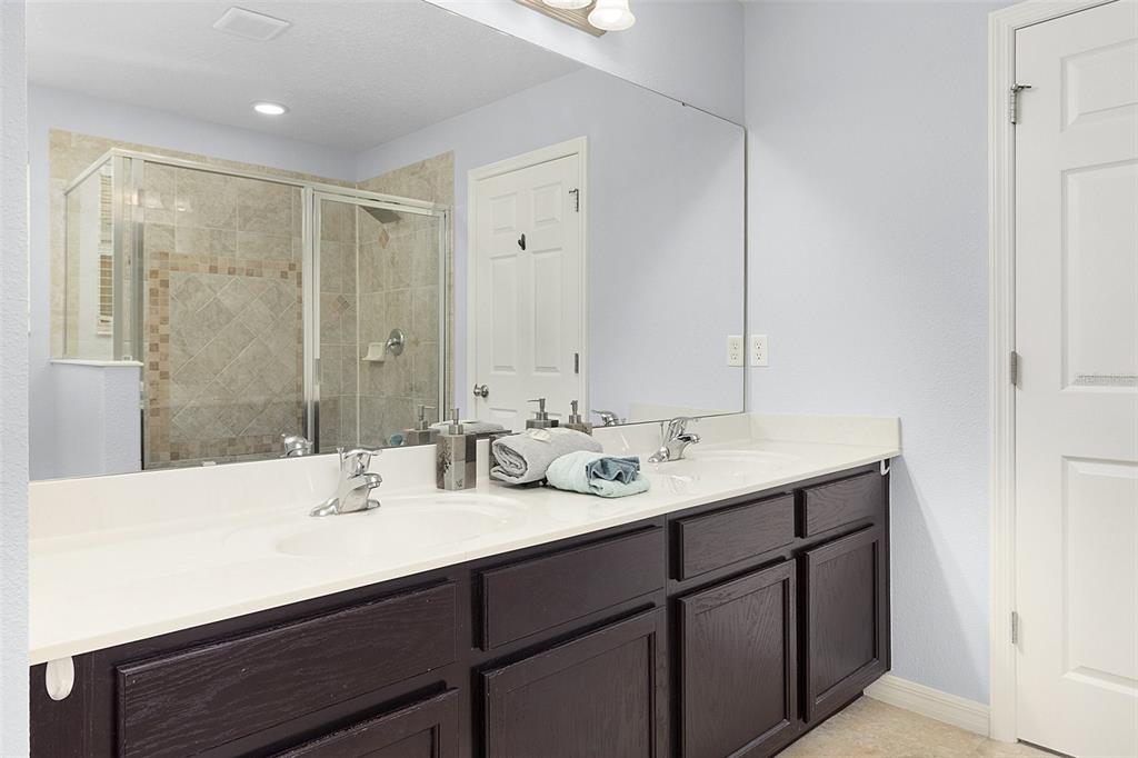 Slide show image of the Orlando Florida Home for Sale 22