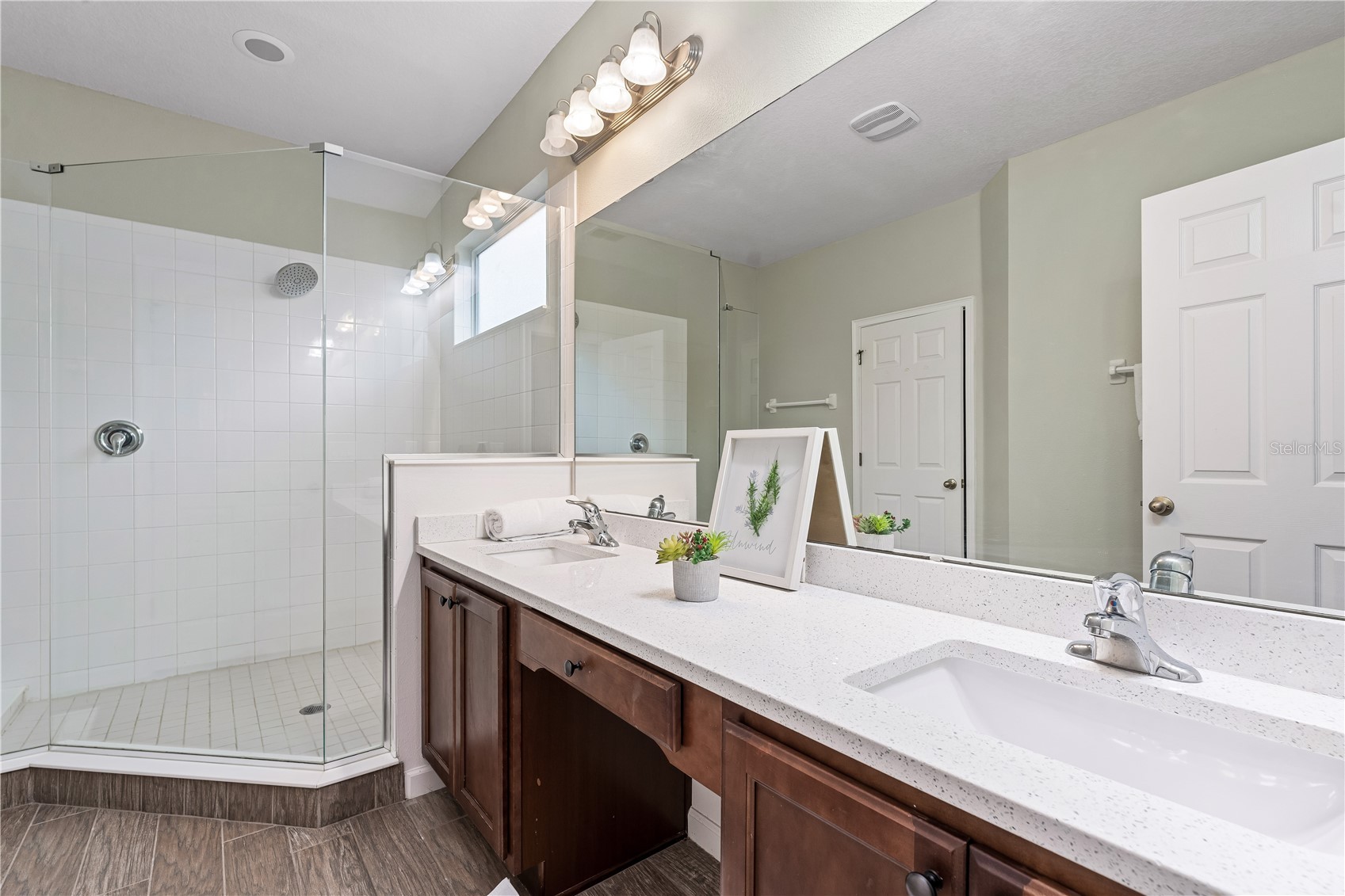 Slide show image of the Orlando Florida Home for Sale 32