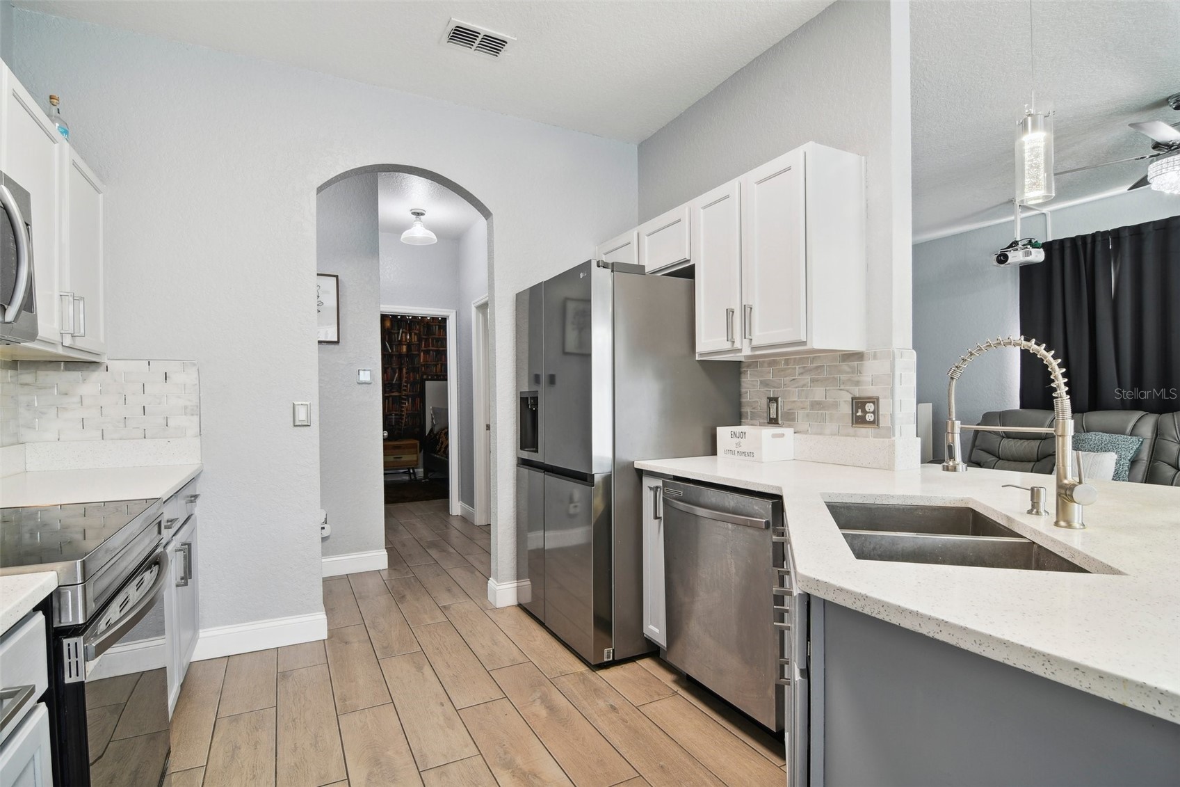 Slide show image of the Orlando Florida Home for Sale 09