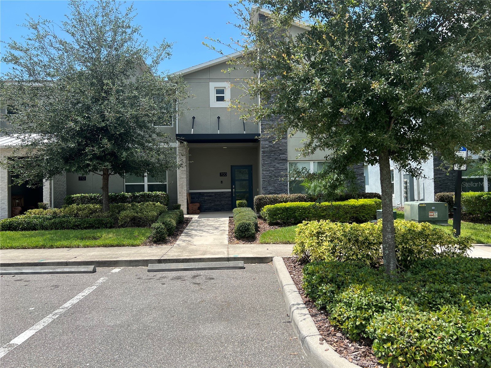 Slide show image of the Orlando Florida Home for Sale 10