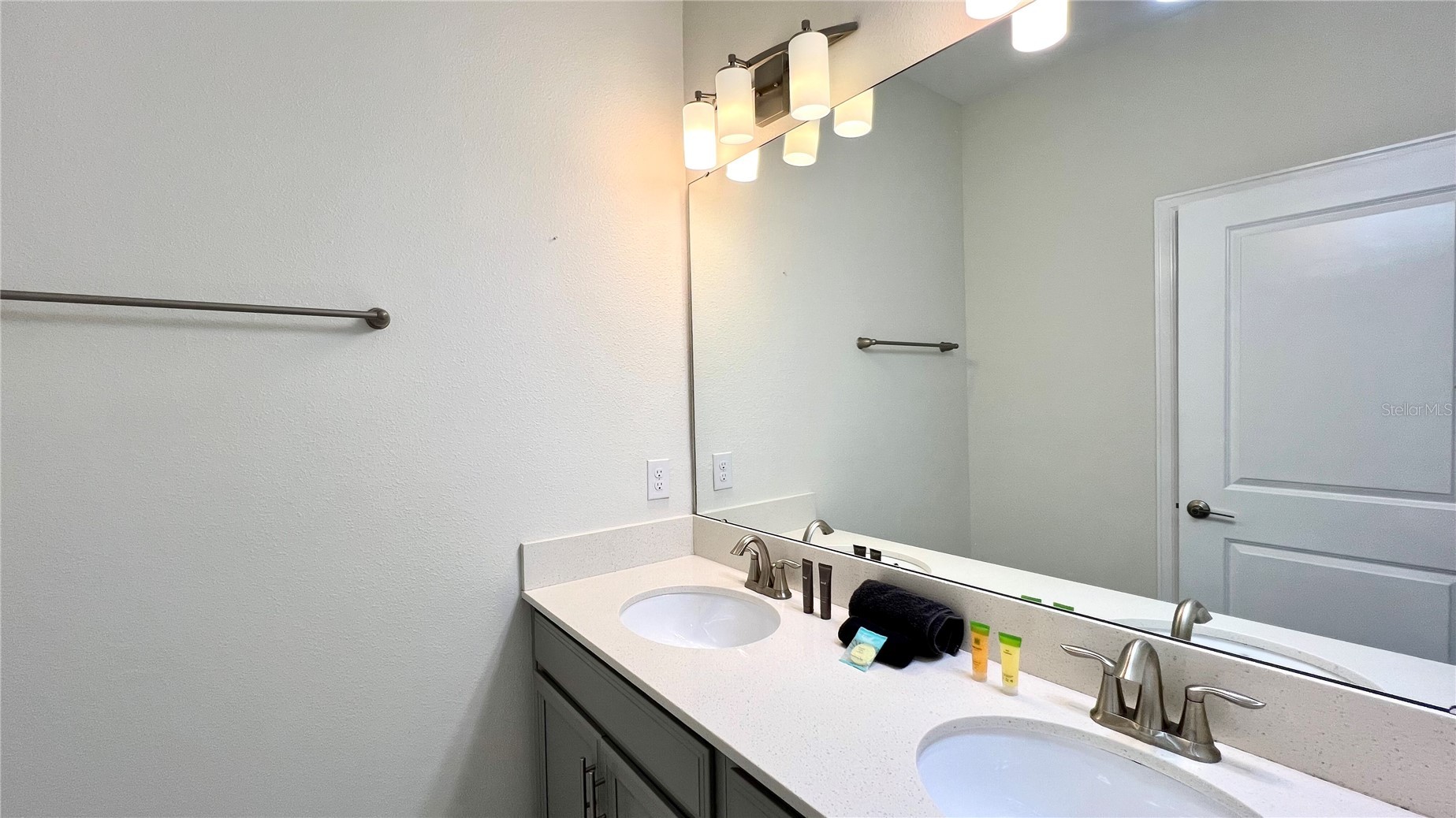 Slide show image of the Orlando Florida Home for Sale 18